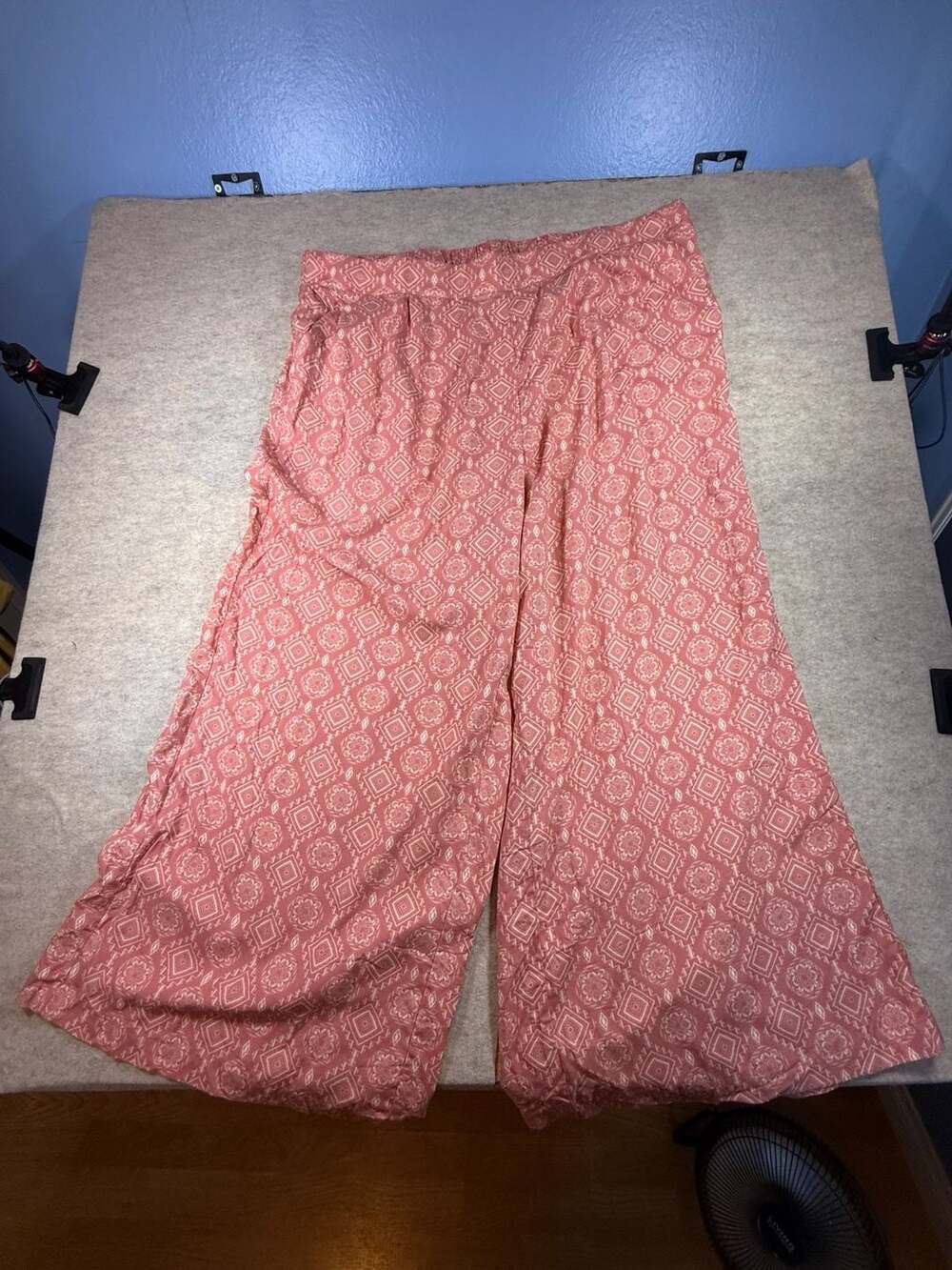 Torrid FeelTheFit Printed Wide Leg Palazzo Pants Pink Geometric Size 4R